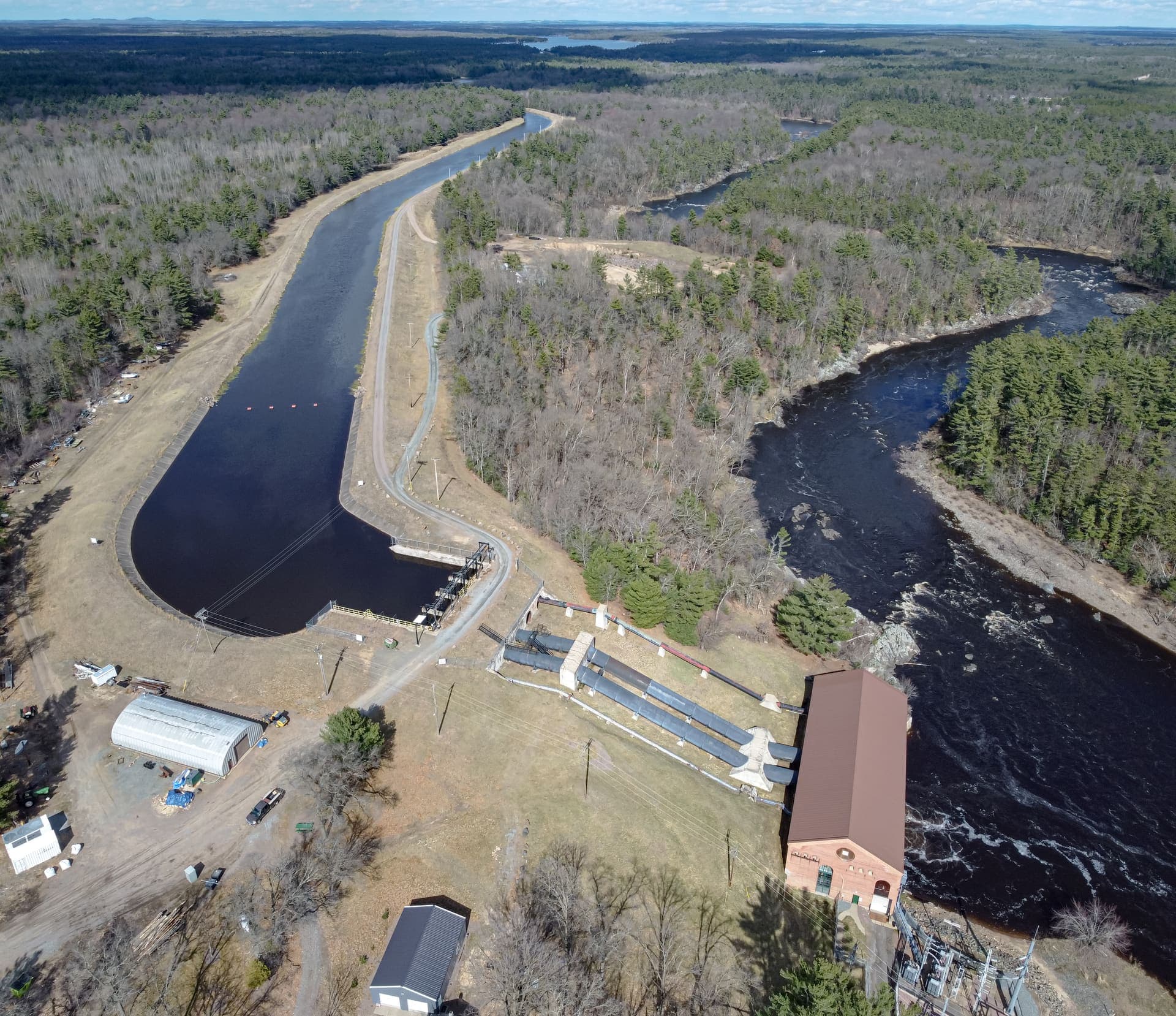 Hydroelectric dam and spillway